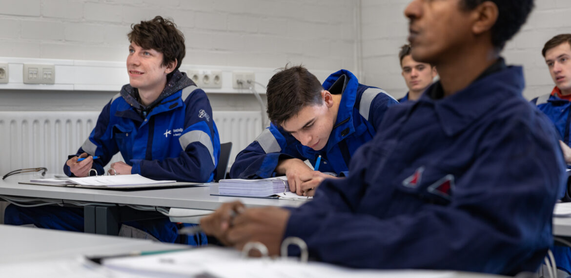 Foto van leerlingen tijdens een klassikale les