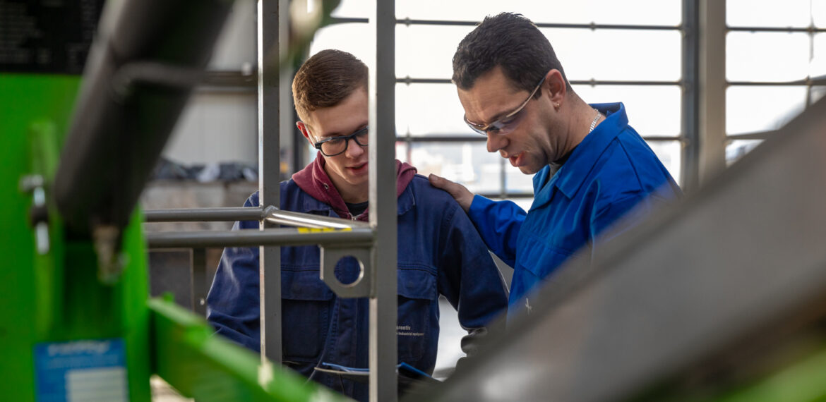 Foto van twee monteurs