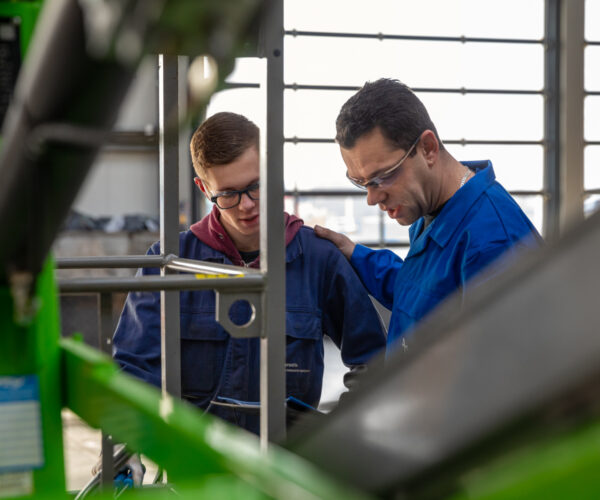 Foto van twee monteurs