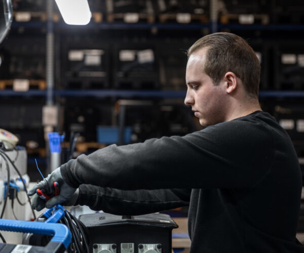 Foto van medewerker die bezig is met onderhoud