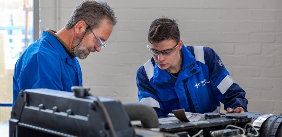 Foto van werkstudent en docent