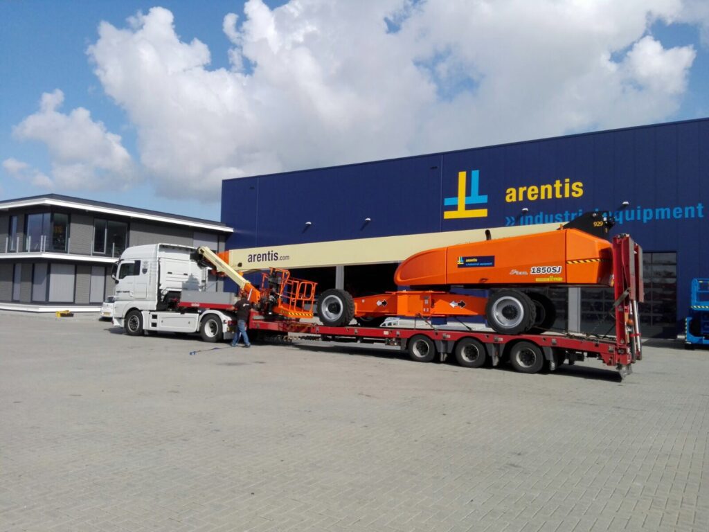 Foto van hoogwerker op een vrachtwagen