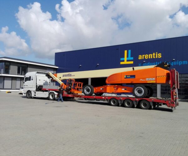 Foto van hoogwerker op een vrachtwagen