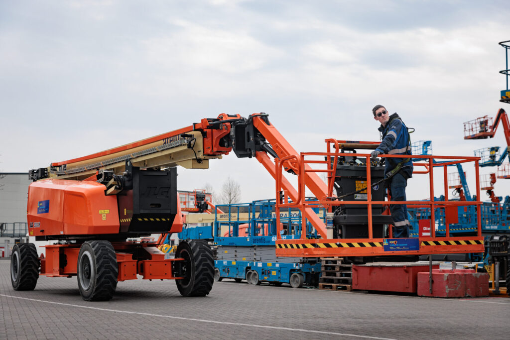 Foto van medewerker op een hoogwerker